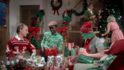 2017-11-29_-_Sia_-_Santas_Coming_for_Us_mp40081.jpg