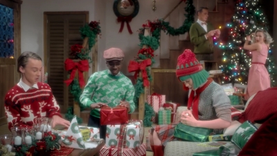 2017-11-29_-_Sia_-_Santas_Coming_for_Us_mp40083.jpg