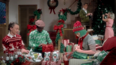 2017-11-29_-_Sia_-_Santas_Coming_for_Us_mp40085.jpg
