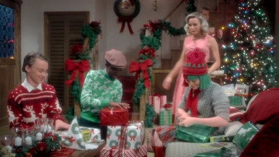 2017-11-29_-_Sia_-_Santas_Coming_for_Us_mp40098.jpg