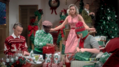 2017-11-29_-_Sia_-_Santas_Coming_for_Us_mp40099.jpg