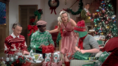 2017-11-29_-_Sia_-_Santas_Coming_for_Us_mp40101.jpg