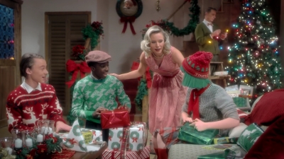 2017-11-29_-_Sia_-_Santas_Coming_for_Us_mp40102.jpg