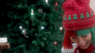 2017-11-29_-_Sia_-_Santas_Coming_for_Us_mp40114.jpg