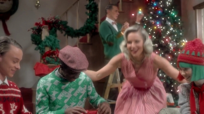 2017-11-29_-_Sia_-_Santas_Coming_for_Us_mp40115.jpg
