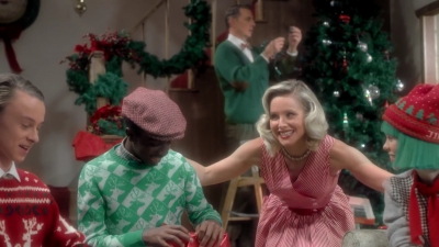 2017-11-29_-_Sia_-_Santas_Coming_for_Us_mp40116.jpg