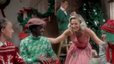 2017-11-29_-_Sia_-_Santas_Coming_for_Us_mp40123.jpg