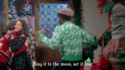 2017-11-29_-_Sia_-_Santas_Coming_for_Us_mp40147.jpg