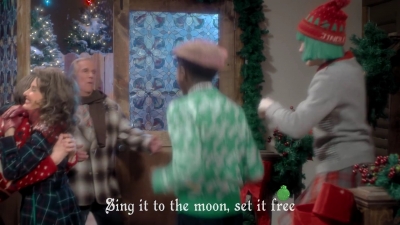 2017-11-29_-_Sia_-_Santas_Coming_for_Us_mp40148.jpg