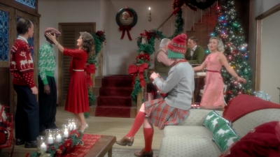 2017-11-29_-_Sia_-_Santas_Coming_for_Us_mp40237.jpg