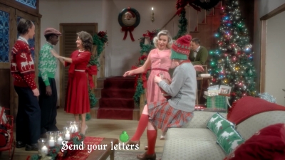 2017-11-29_-_Sia_-_Santas_Coming_for_Us_mp40240.jpg