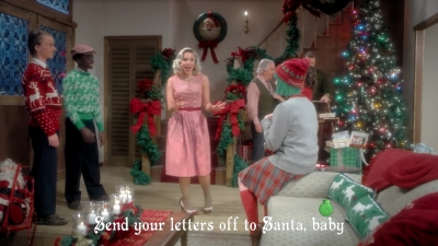 2017-11-29_-_Sia_-_Santas_Coming_for_Us_mp40273.jpg