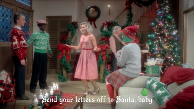2017-11-29_-_Sia_-_Santas_Coming_for_Us_mp40274.jpg