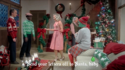 2017-11-29_-_Sia_-_Santas_Coming_for_Us_mp40275.jpg