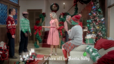 2017-11-29_-_Sia_-_Santas_Coming_for_Us_mp40276.jpg