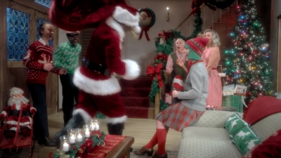 2017-11-29_-_Sia_-_Santas_Coming_for_Us_mp40297.jpg
