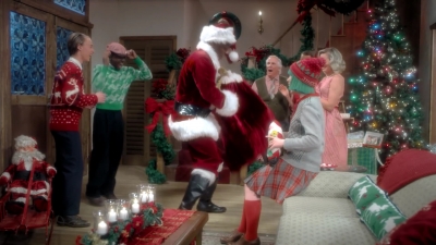 2017-11-29_-_Sia_-_Santas_Coming_for_Us_mp40299.jpg
