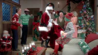 2017-11-29_-_Sia_-_Santas_Coming_for_Us_mp40300.jpg