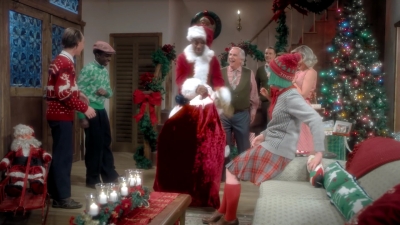 2017-11-29_-_Sia_-_Santas_Coming_for_Us_mp40302.jpg