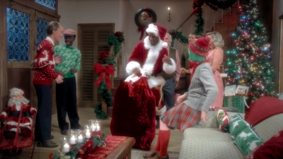 2017-11-29_-_Sia_-_Santas_Coming_for_Us_mp40303.jpg