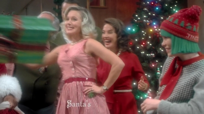 2017-11-29_-_Sia_-_Santas_Coming_for_Us_mp40311.jpg