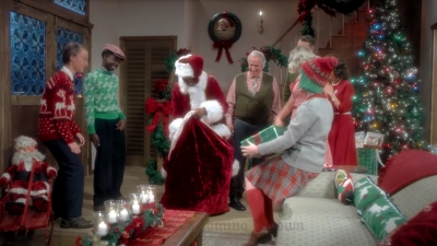 2017-11-29_-_Sia_-_Santas_Coming_for_Us_mp40317.jpg