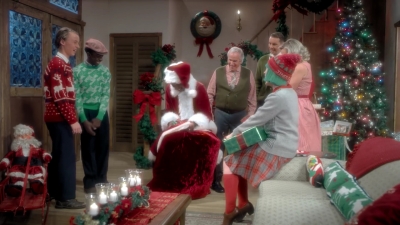 2017-11-29_-_Sia_-_Santas_Coming_for_Us_mp40319.jpg