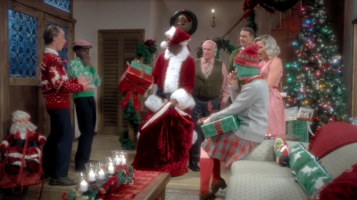 2017-11-29_-_Sia_-_Santas_Coming_for_Us_mp40322.jpg