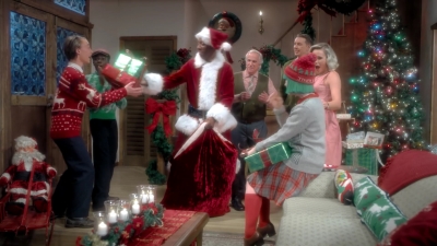 2017-11-29_-_Sia_-_Santas_Coming_for_Us_mp40323.jpg