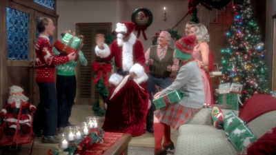 2017-11-29_-_Sia_-_Santas_Coming_for_Us_mp40324.jpg