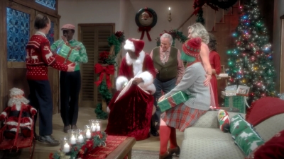 2017-11-29_-_Sia_-_Santas_Coming_for_Us_mp40332.jpg