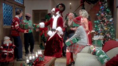 2017-11-29_-_Sia_-_Santas_Coming_for_Us_mp40334.jpg