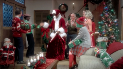2017-11-29_-_Sia_-_Santas_Coming_for_Us_mp40335.jpg