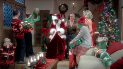 2017-11-29_-_Sia_-_Santas_Coming_for_Us_mp40336.jpg