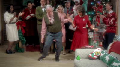 2017-11-29_-_Sia_-_Santas_Coming_for_Us_mp40426.jpg