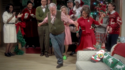 2017-11-29_-_Sia_-_Santas_Coming_for_Us_mp40427.jpg