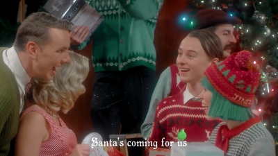 2017-11-29_-_Sia_-_Santas_Coming_for_Us_mp40439.jpg