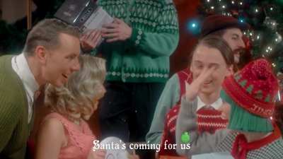2017-11-29_-_Sia_-_Santas_Coming_for_Us_mp40440.jpg