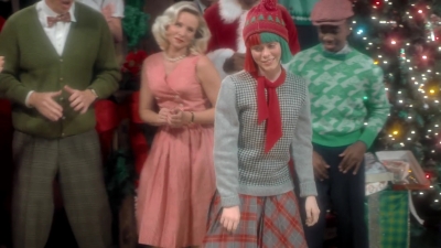 2017-11-29_-_Sia_-_Santas_Coming_for_Us_mp40464.jpg
