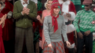 2017-11-29_-_Sia_-_Santas_Coming_for_Us_mp40465.jpg