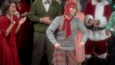 2017-11-29_-_Sia_-_Santas_Coming_for_Us_mp40466.jpg