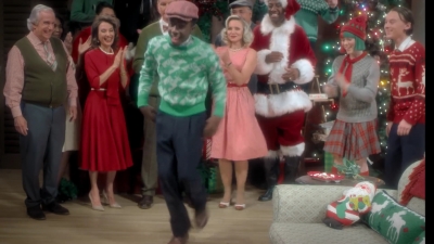 2017-11-29_-_Sia_-_Santas_Coming_for_Us_mp40492.jpg
