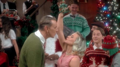 2017-11-29_-_Sia_-_Santas_Coming_for_Us_mp40539.jpg