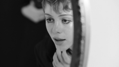 2018-04-10_-_Schon_presents_behind_the_scenes_with_Sophia_Lillis_mp41821.jpg