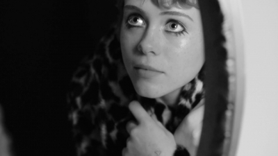 2018-04-10_-_Schon_presents_behind_the_scenes_with_Sophia_Lillis_mp41830.jpg