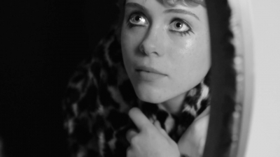 2018-04-10_-_Schon_presents_behind_the_scenes_with_Sophia_Lillis_mp41831.jpg