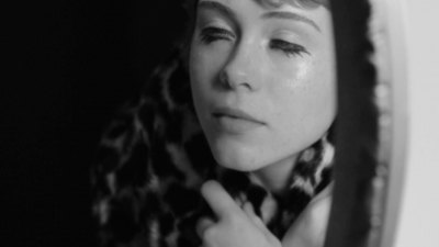 2018-04-10_-_Schon_presents_behind_the_scenes_with_Sophia_Lillis_mp41832.jpg