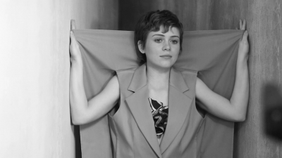 2018-04-10_-_Schon_presents_behind_the_scenes_with_Sophia_Lillis_mp41836.jpg