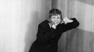 2018-04-10_-_Schon_presents_behind_the_scenes_with_Sophia_Lillis_mp41840.jpg