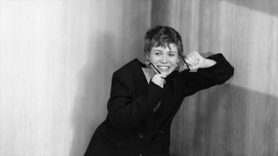 2018-04-10_-_Schon_presents_behind_the_scenes_with_Sophia_Lillis_mp41841.jpg